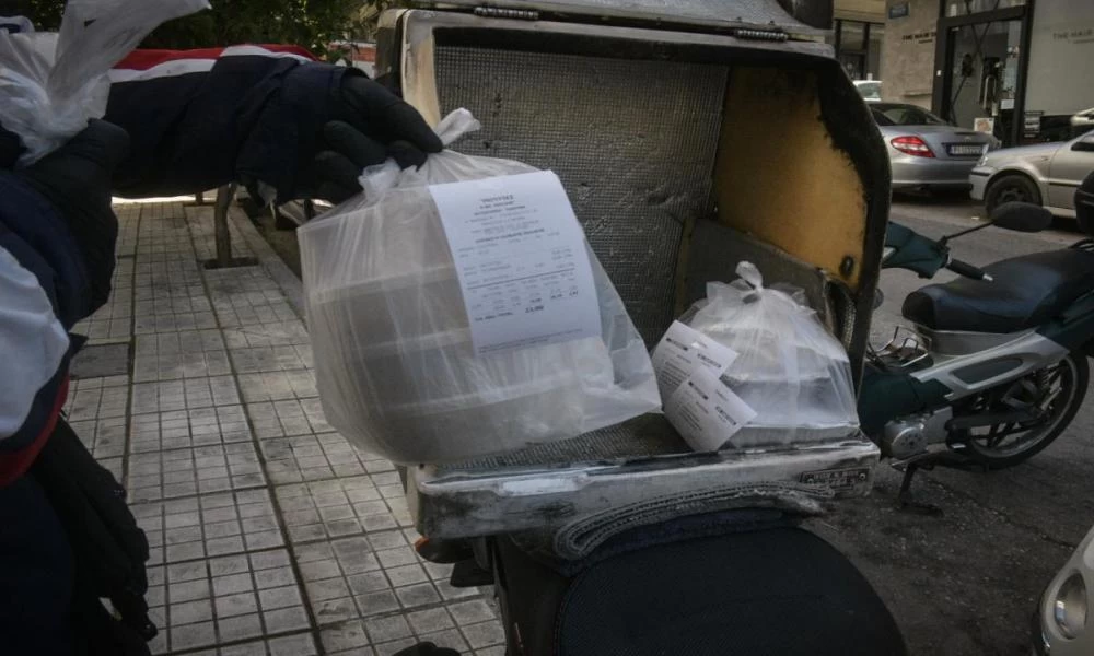 Λάρισα: ''Πεινασμένοι'' έκλεψαν την μηχανή διανομέα και πήραν τα φαγητά